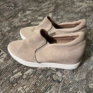 Caslon Allie wedge sneakers in taupe suede 7.5